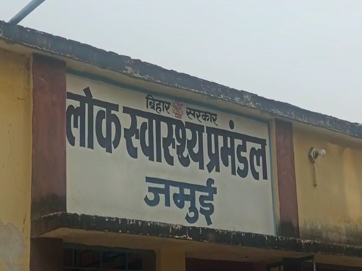 Bihar News:जमुई का ऐसा गांव जो आज भी बुनियादी सुविधाओं से कोसों दूर,अस्पताल जाने के लिए भी खाट ही है एक मात्र सहारा!