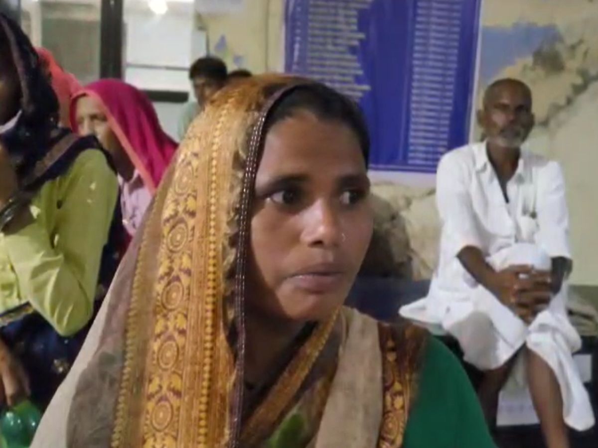 Alwar News: डॉक्टरों की लापरवाही से गई बच्ची की जान! उपचार के दौरान ही तोड़ा दम Alwar News: डॉक्टरों की लापरवाही से गई बच्ची की जान! उपचार के दौरान ही तोड़ा दम