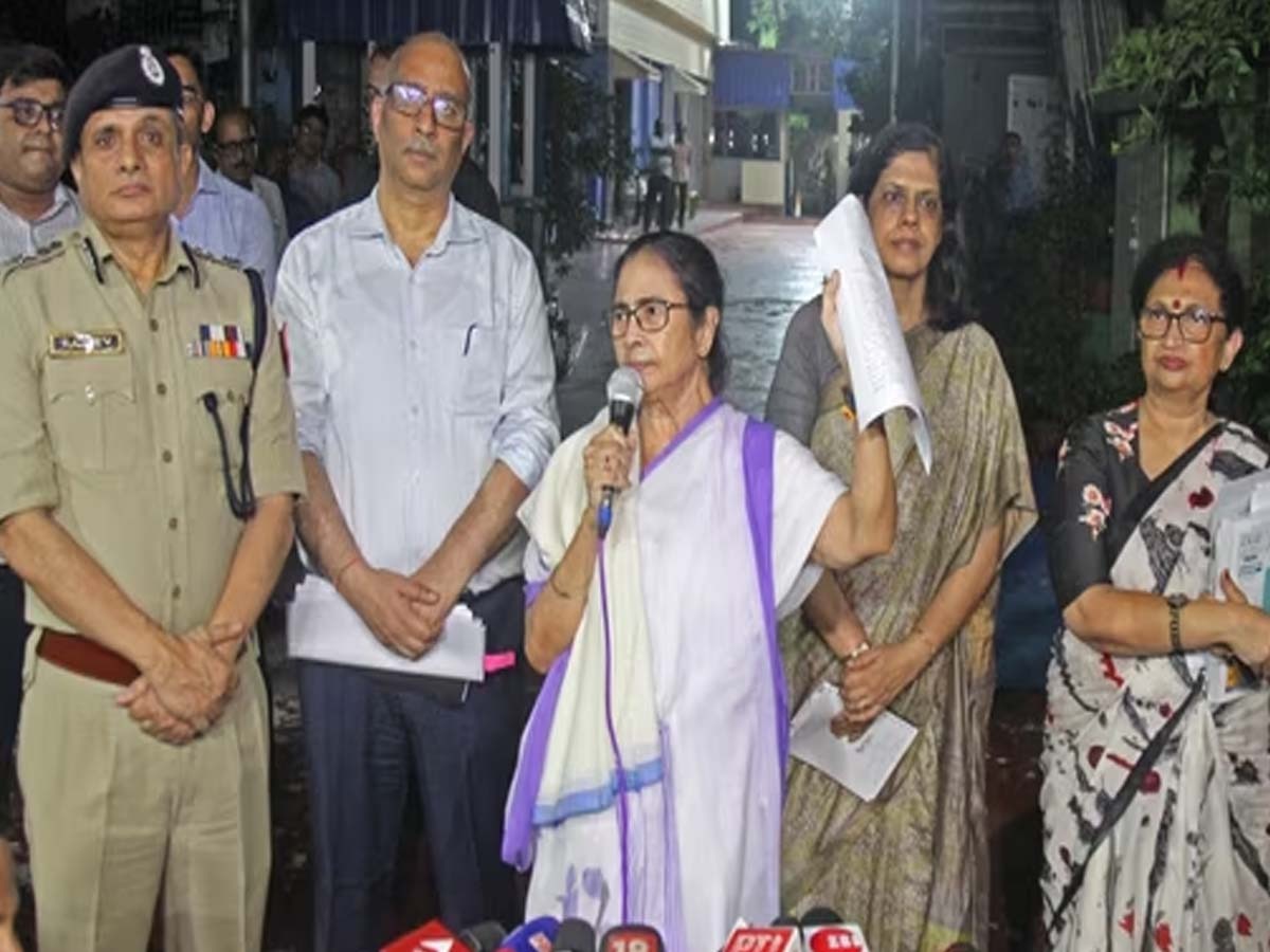 Kolkata News: जूनियर डॉक्टरों की हड़ताल से CM ममता बैकफुट पर, कोलकाता पुलिस कमिश्नर समेत कई का तबादला