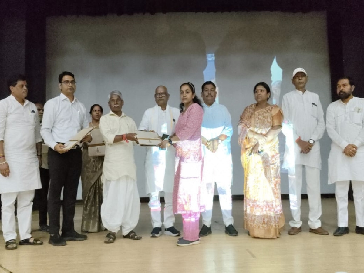 Rajasthan News: डूंगरपुर पर सौगातों की बौछार ! पीएम आवास सौर ऊर्जा सहित 211 युवाओं को मिला नियुक्ति पत्र Rajasthan News: डूंगरपुर पर सौगातों की बौछार ! पीएम आवास सौर ऊर्जा सहित 211 युवाओं को मिला नियुक्ति पत्र