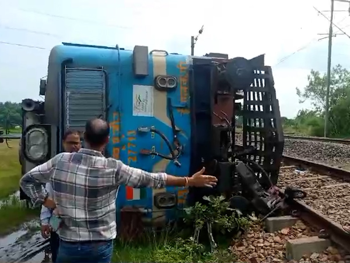 झारखंड में एक और रेल हादसा हो गया है. मुरी के पास एक मालगाड़ी का एक इंजन पलट गया तो दूसरा डिरेल हो गया. (Video Grab)