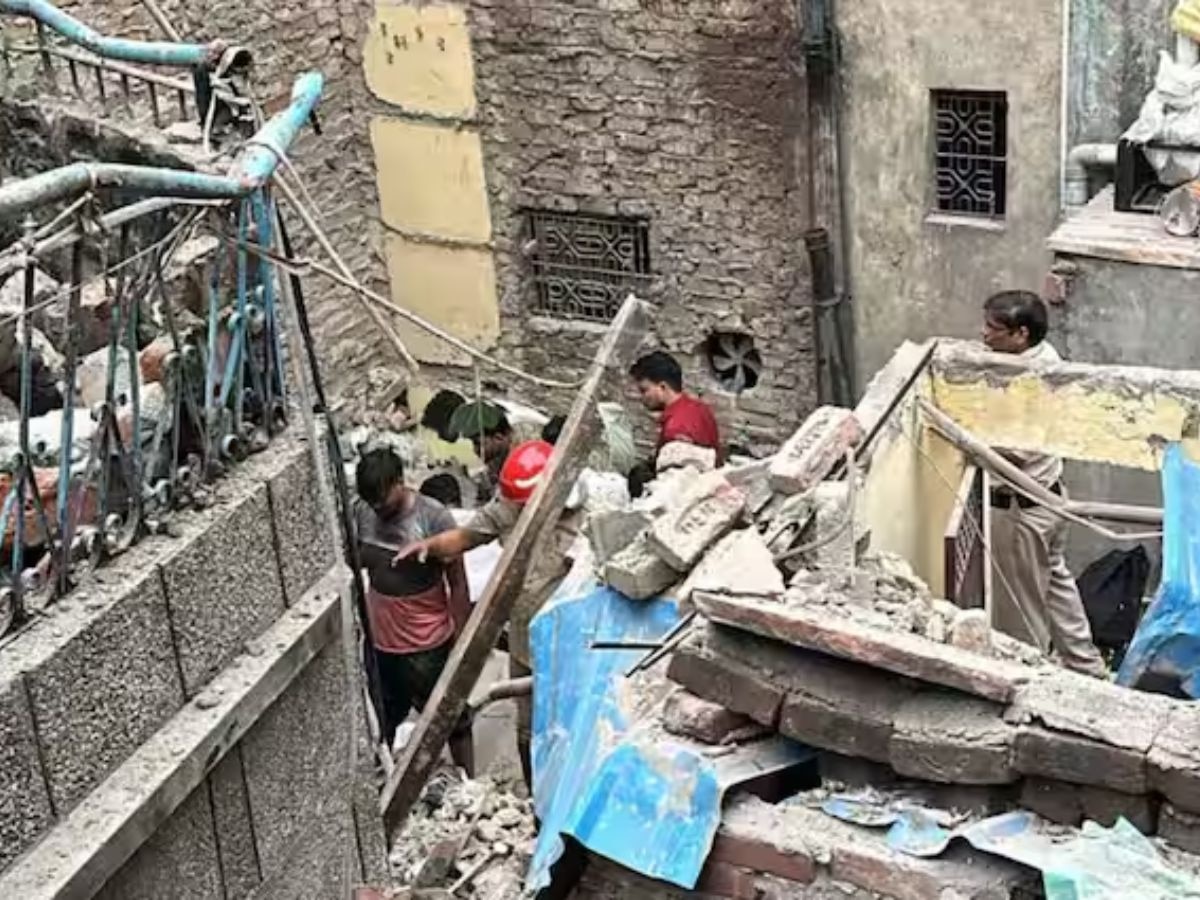 Building collapses: ଦିଲ୍ଲୀର କରୋଲବାଗ ଅଞ୍ଚଳରେ ଭୁଶୁଡିଲା କୋଠା, ଦବି ରହିଛନ୍ତି ଏକାଧିକ