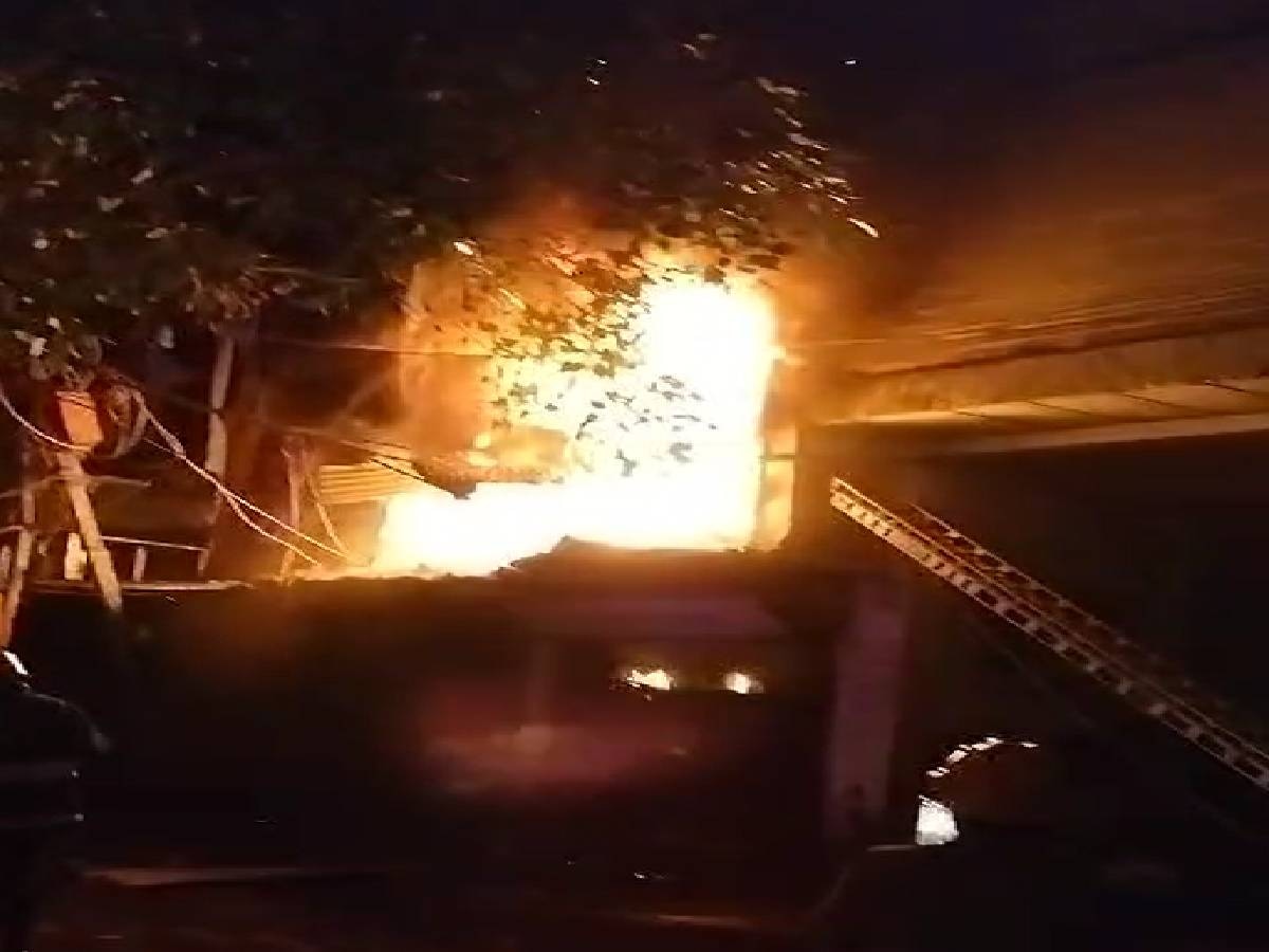 Delhi Fire: नबी करीम इलाके में कुर्सी कारखाने में लगी भीषण आग, 44 लोगों को बचाया गया