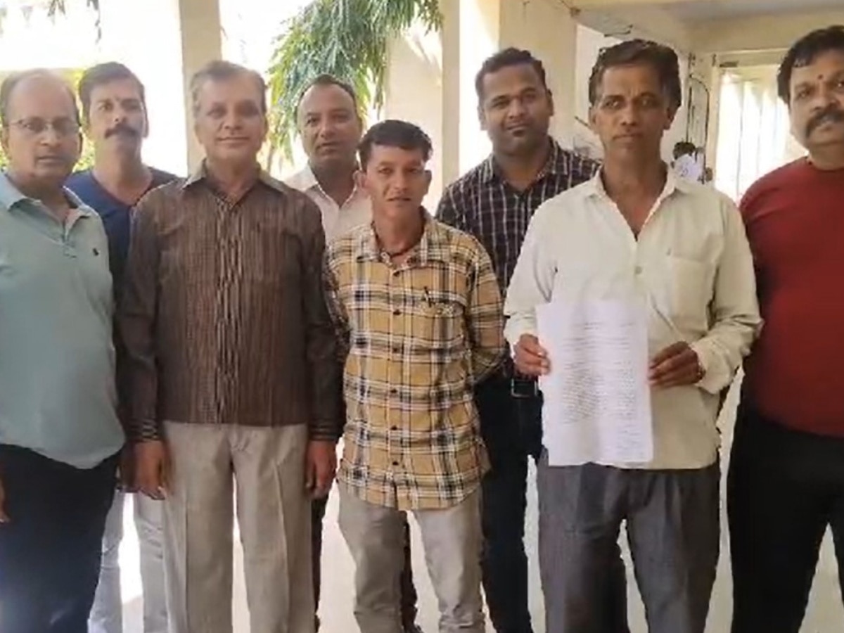 Pratapgarh News: नवनिर्मित न्यायालय परिसर में टाइपिस्टों के बैठने पर चल रहा है विवाद, एसोसिएशन के जिला अध्यक्ष पर अभद्रता का आरोप