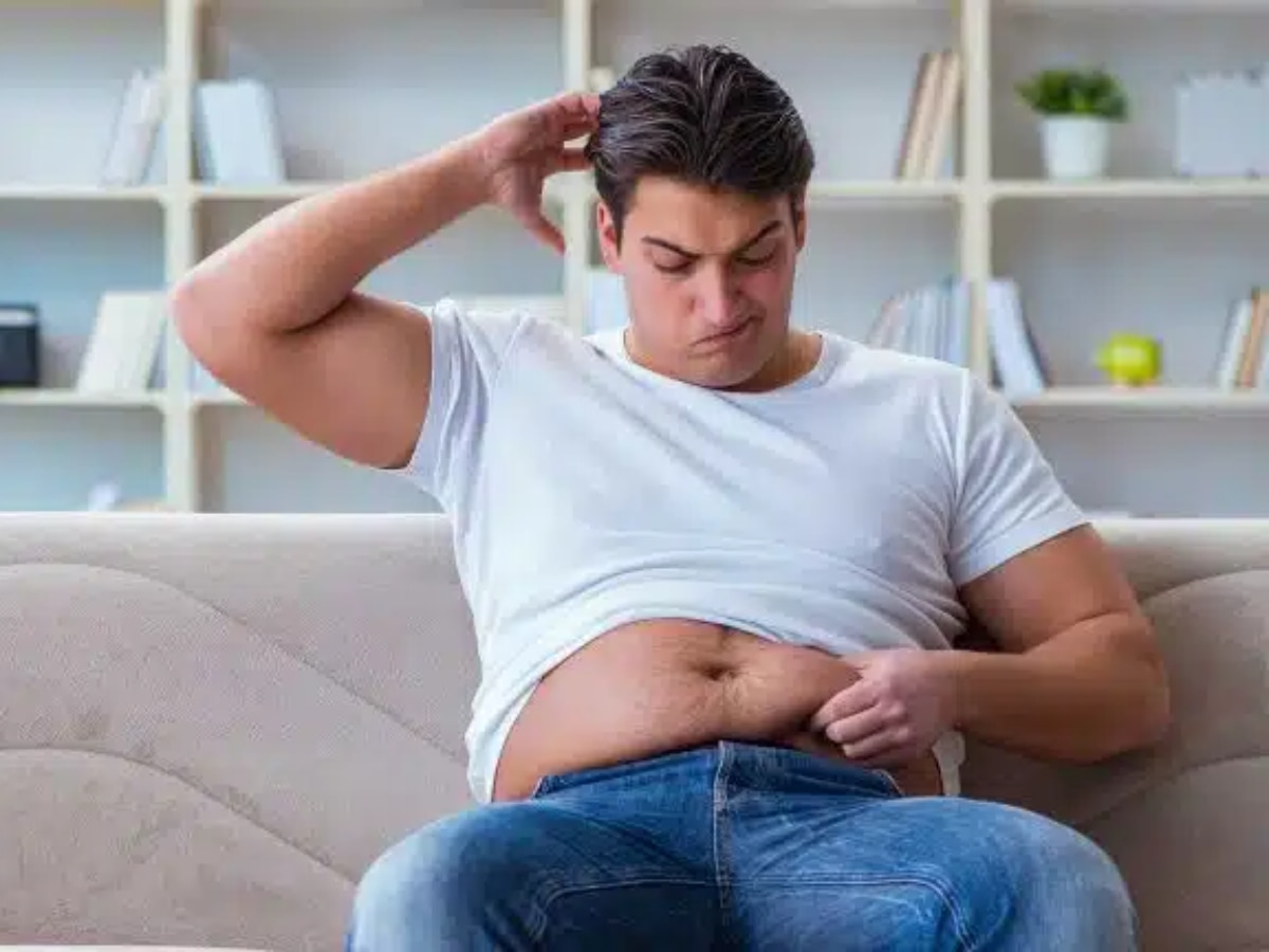 Belly Fat: दौड़ने-भागने की नहीं जरूरत, जान लें बैठे-बैठे गुब्बारे की तरह फूले पेट को पचकाने की तरकीब