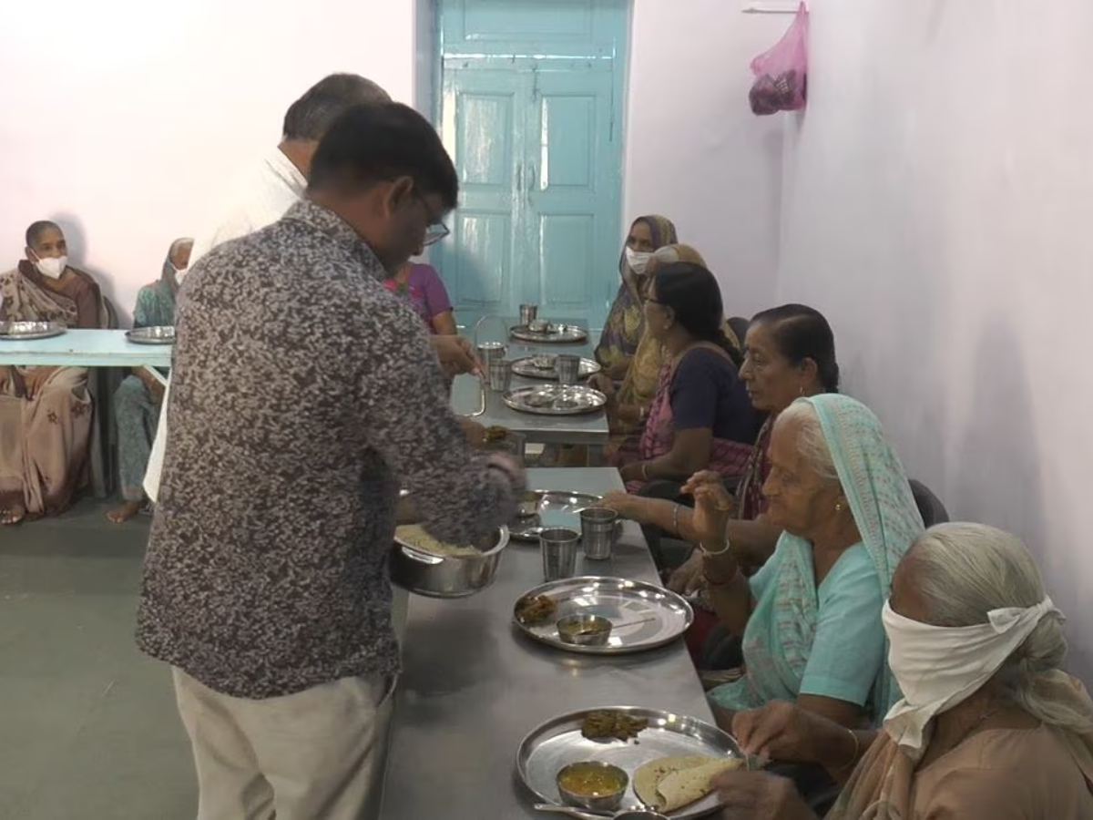 scheme for senior citizens in gujrat| only village in the country where no one cooks food at home this is a way to fill stomach twice a day | देश का इकलौता गांव जहां कोई नहीं बनाता घर पर खाना, ये है दो टाइम पेट भरने का जुगाड़ | Hindi News