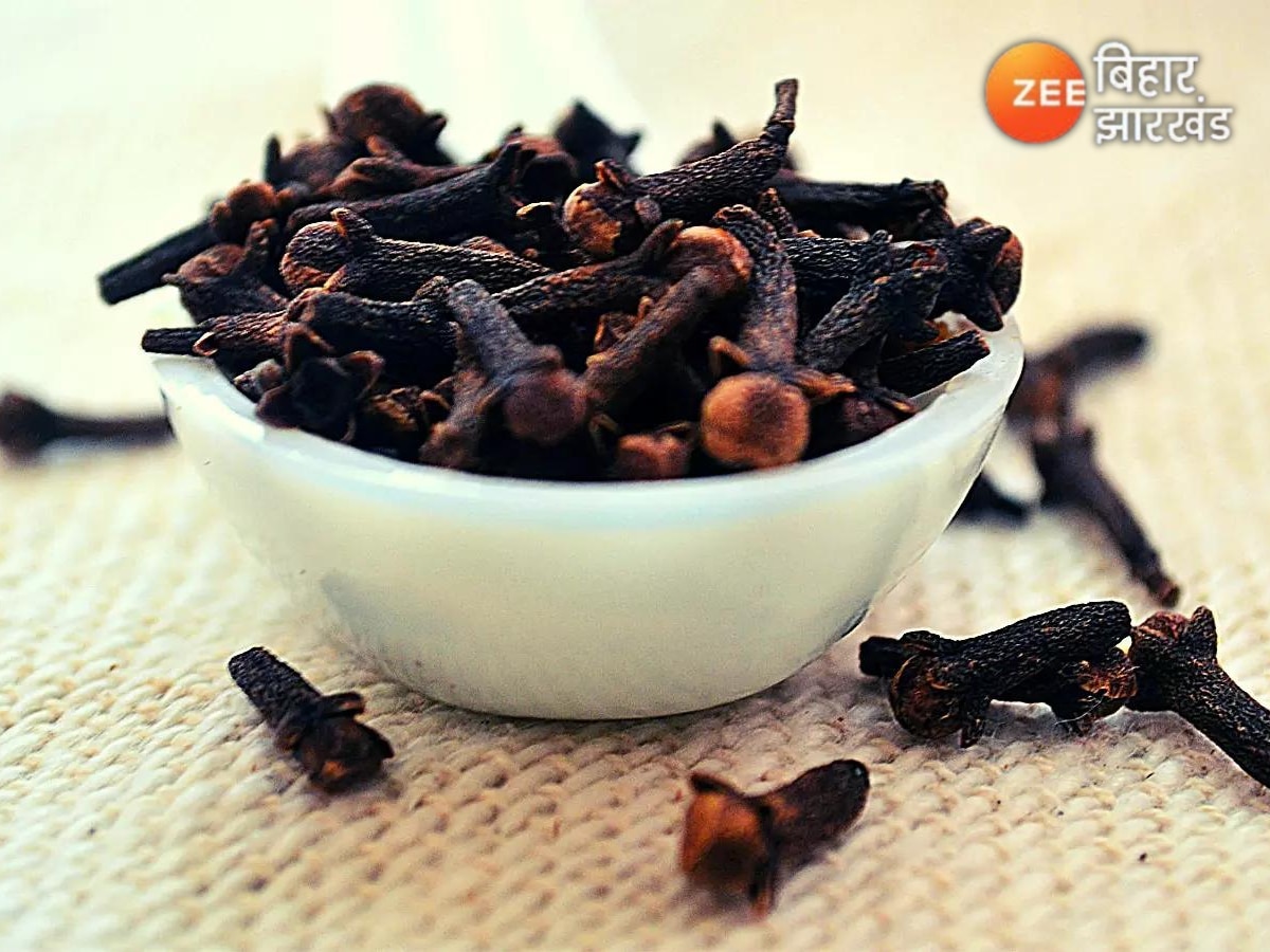 Benefits of Cloves: पेट दर्द-अपच और सूजन समेत कई बीमारियों में राहत देता है किचन का ये मसाला, जानें उपयोग