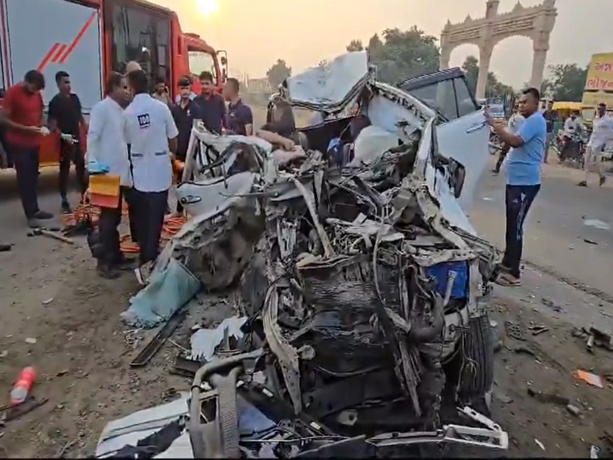 Himmat Nagar Accident: तेज रफ्तार कार ट्रक में घुसी, 7 लोगों की मौत; Video