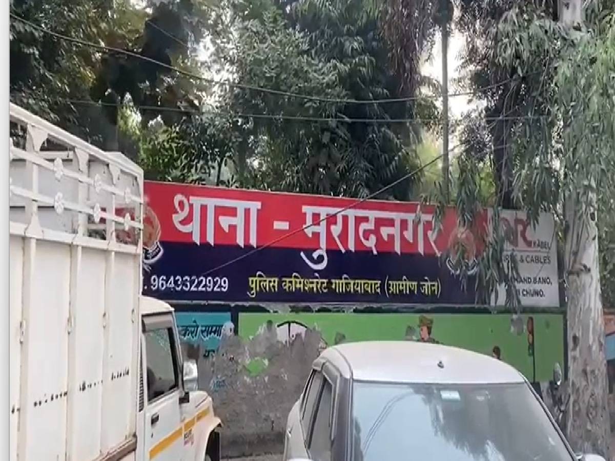 Ghaziabad: स्कूल में छात्राओं के साथ गलत हरकत करता था शिक्षक, पुलिस ने किया गिरफ्तार