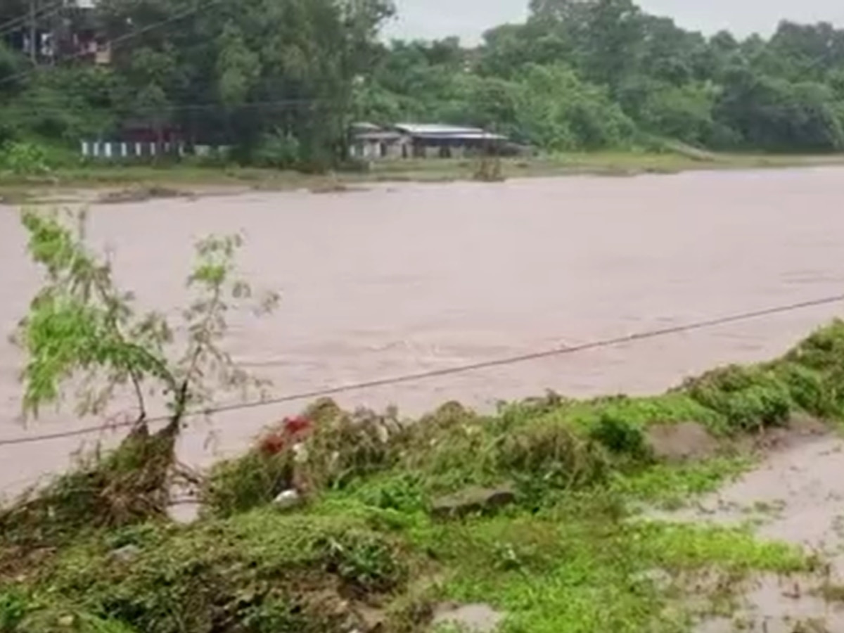 Cloudburst: बारिश और बाढ़ से पांवटा साहिब में बिगड़े हालात, बीते से लगातार हो रही बारिश! 1 की मौत