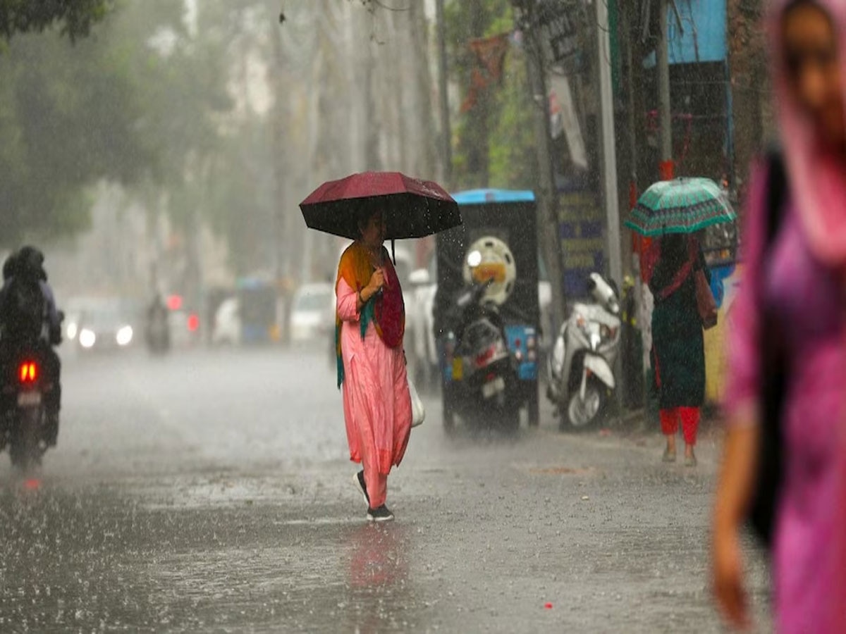 Weather: आसमान में घुमड़े काले बादल, दिल्ली-NCR में हल्की बारिश; मौसम-मॉनसून दोनों का मोये मोये