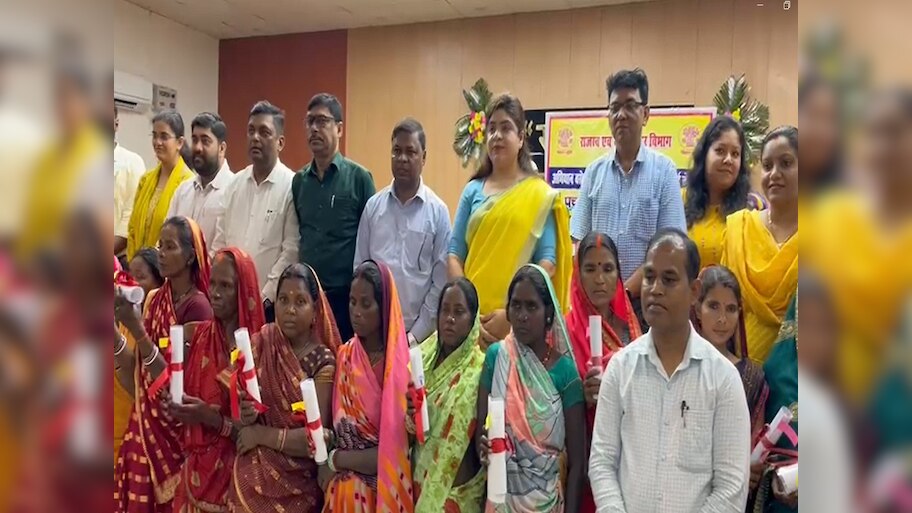 Jamui DM Abhilasha Sharma distributed pamphlets among landless families ...