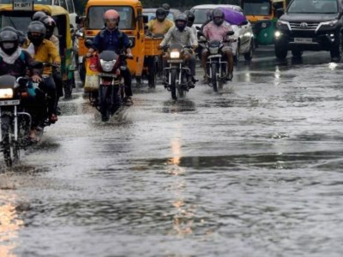 Weather Update: मुंबई में अभी और होगी बारिश, दिल्ली, बेंगलुरु, चेन्नई के लिए भी अलर्ट जारी, आज और कल यहां बरसेंगे बादल