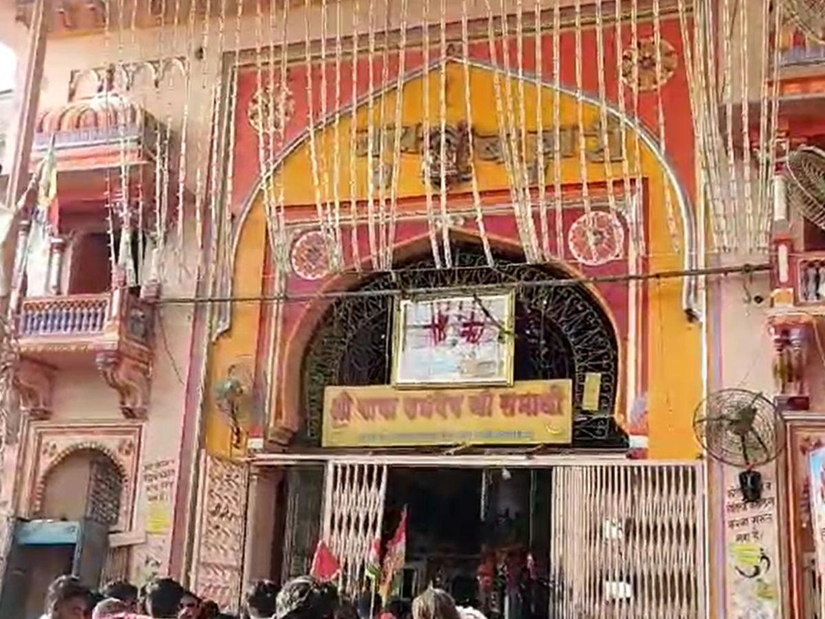 Jaisalmer News: एकादशी के अवसर पर धूमधाम से मनाया गया बाबा रामदेव जी का श्राद्ध, समाधि स्थल के आगे हुई पूजा-अर्चना