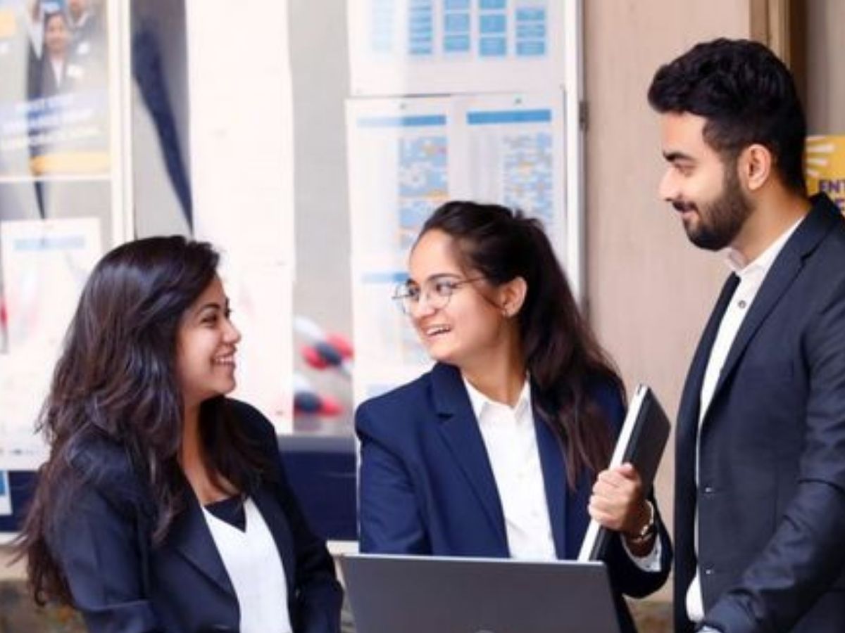 BBA Vs BCom: नौकरी के लिहाज से बीबीए और बीकॉम में से क्या है बेहतर, कौन सा कोर्स करते ही मिलेगा अच्छा पैकेज BBA Vs BCom: नौकरी के लिहाज से बीबीए और बीकॉम में से क्या है बेहतर, कौन सा कोर्स करते ही मिलेगा अच्छा पैकेज