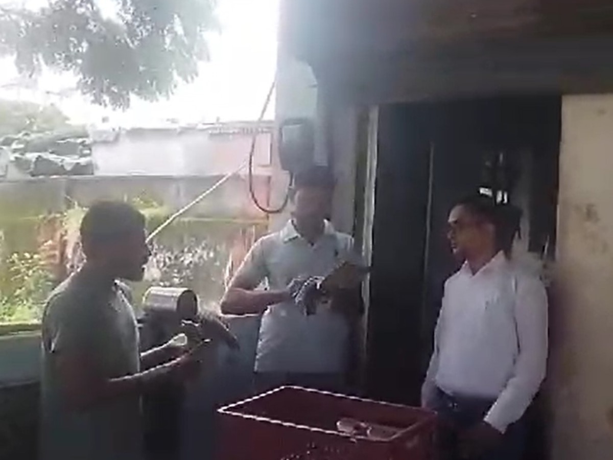 Pratapgarh News: नगर परिषद आयुक्त ने अन्नपूर्णा रसोई का निरीक्षण कर व्यवस्थाओं का लिया जायजा