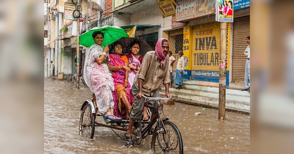 Weather Update: तेज धूप ने बढ़ाया राजधानी दिल्ली का पारा, यूपी में झमाझम बरसे मेघ, जानें आज कैसा रहेगा मौसम