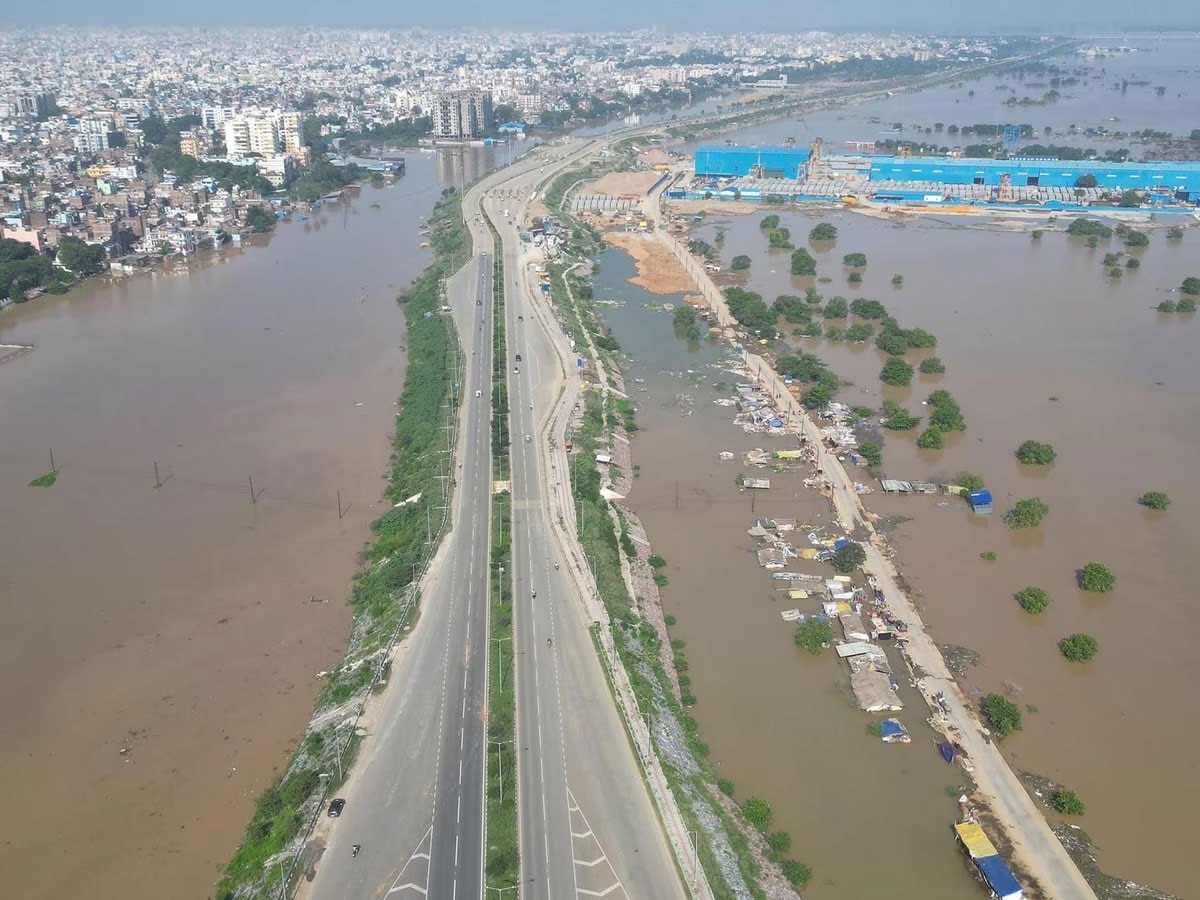 https://hindi.cdn.zeenews.com/hindi/sites/default/files/2024/09/30/3277267-floods.jpg?im=FitAndFill=(1200,900)