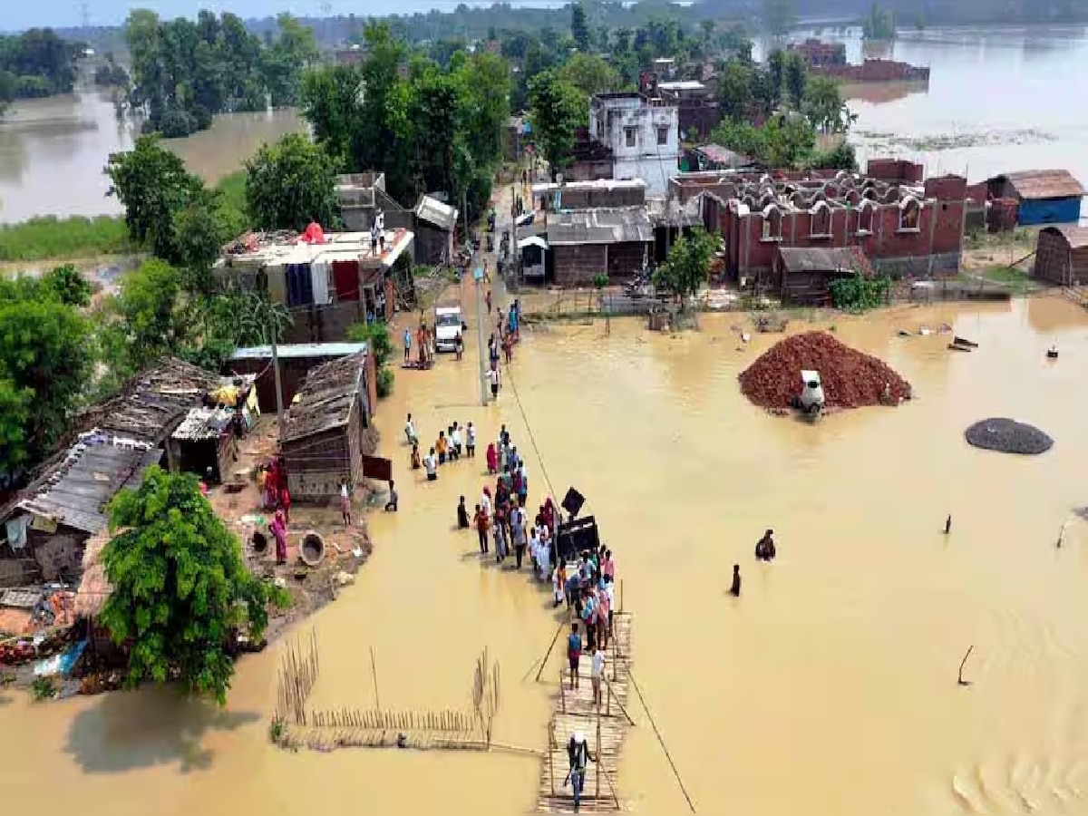 बिहार में बाढ़ की स्थिति गंभीर, 16 जिलों के 4 लाख लोग प्रभावित, कोसी का जलस्राव घटा