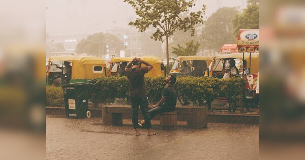 Weather Update: दिल्ली में तेज धूप से बढ़ी उमस तो यूपी-बिहार में झमाझम बारिश, जानें कैसा रहेगा आज मौसम का हाल