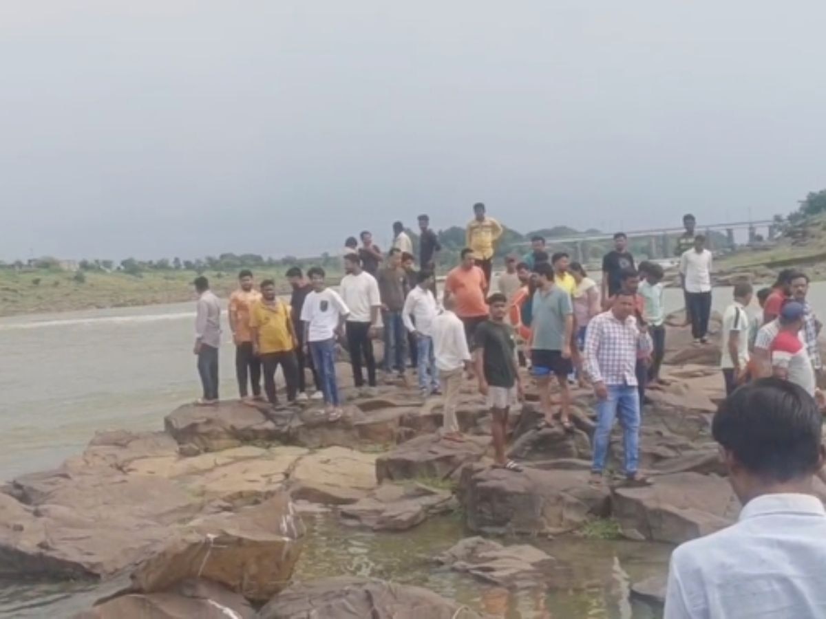 Jhalawar News: नदी में बहे बाइक सवार का दूसरे दिन भी नहीं लगा सुराग, रावतपुरा रपट को पार करते समय हुआ था हादसा 