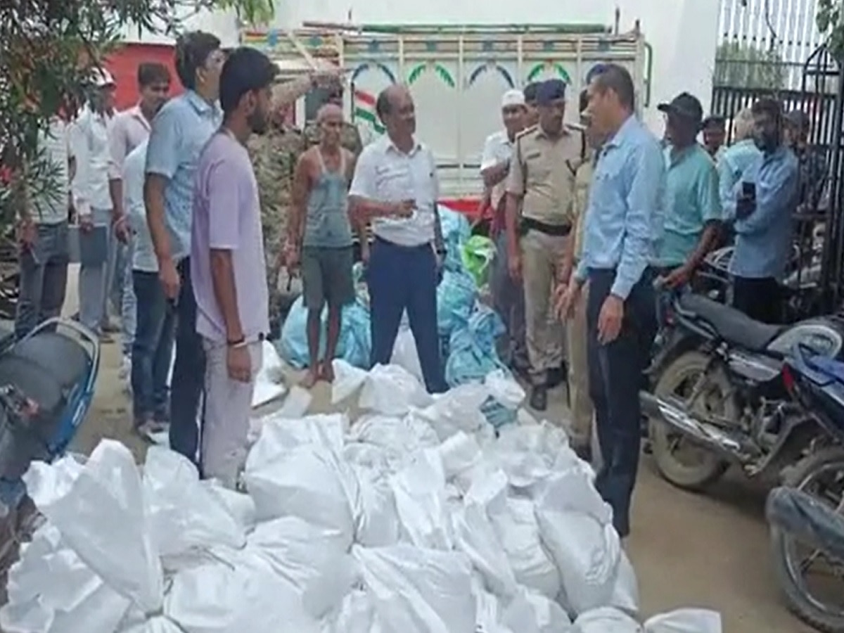 मुख्यमंत्री नीतीश कुमार के एरियल सर्वे के बाद दरभंगा में राहत और बचाव कार्य तेज कर दिए गए हैं. 