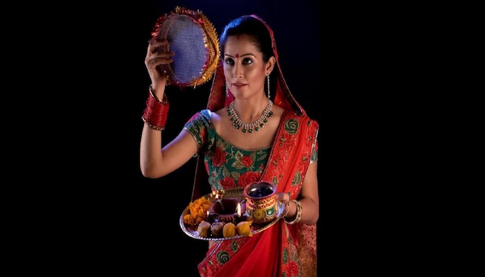 Karwa Chauth 2024: घर में सास न होने पर किससे लेनी चाहिए सरगी? 