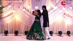 रोमांटिक सॉन्ग 'तुम से ही' पर दूल्हा और दुल्हन ने स्टेज पर किया प्यारा सा डांस, वीडियो देख लोग बोले 'ऐसे ही कपल गोल्स चाहिए!'