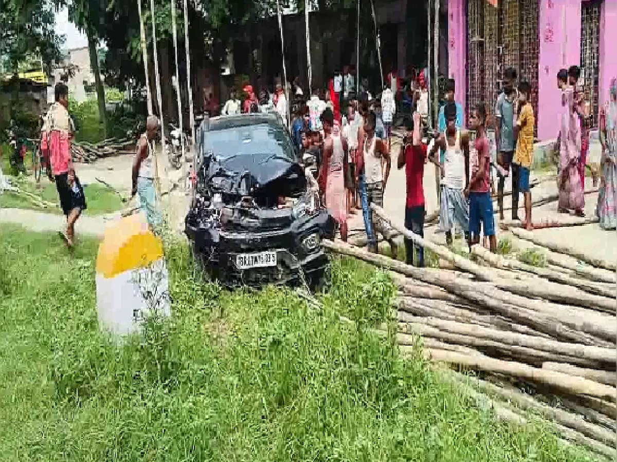 कार और ऑटो के बीच भीषण टक्कर, 3 की मौत, कई जख्मी 