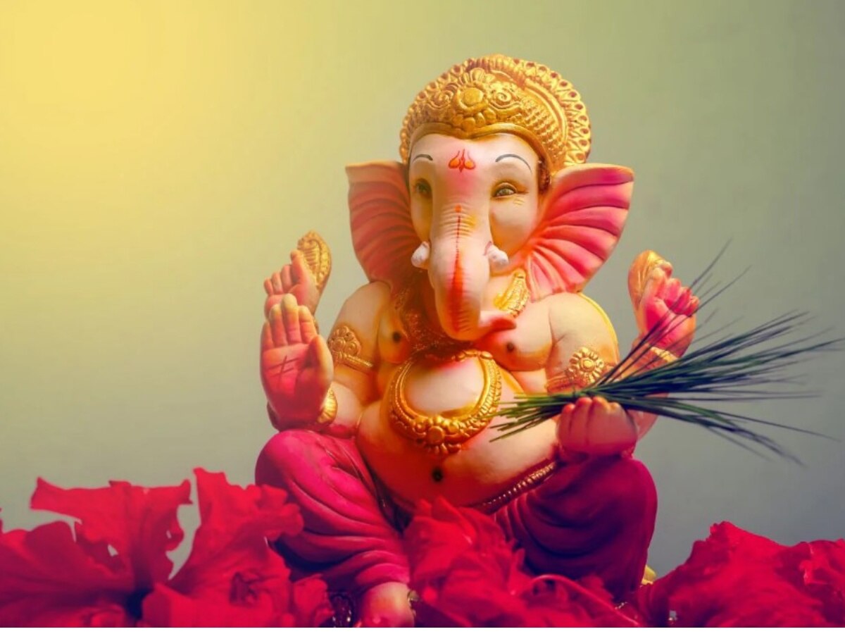 गणेश भगवान को दूर्वा करें अर्पित