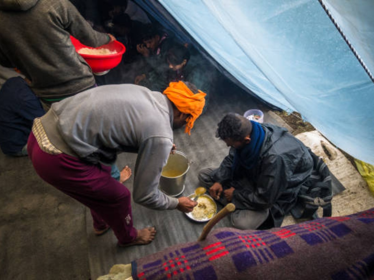 Bhandara Langar Food: किन लोगों को नहीं खाना चाहिए नवरात्रि में भंडारा, एक निवाला ही ला सकता है आपका बुरा दिन, जानें शास्त्र में क्या है सच्चाई 