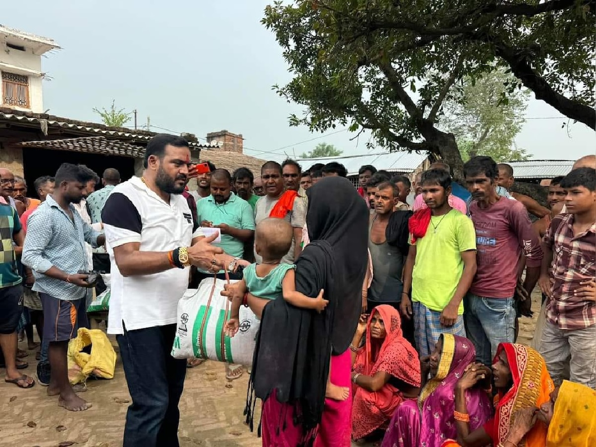 बाढ़ पीड़ितों के लिए बढ़ने लगे मदद के हाथ, विधायक ने प्रभावित परिवारों के बीच बांटा सूखा राशन