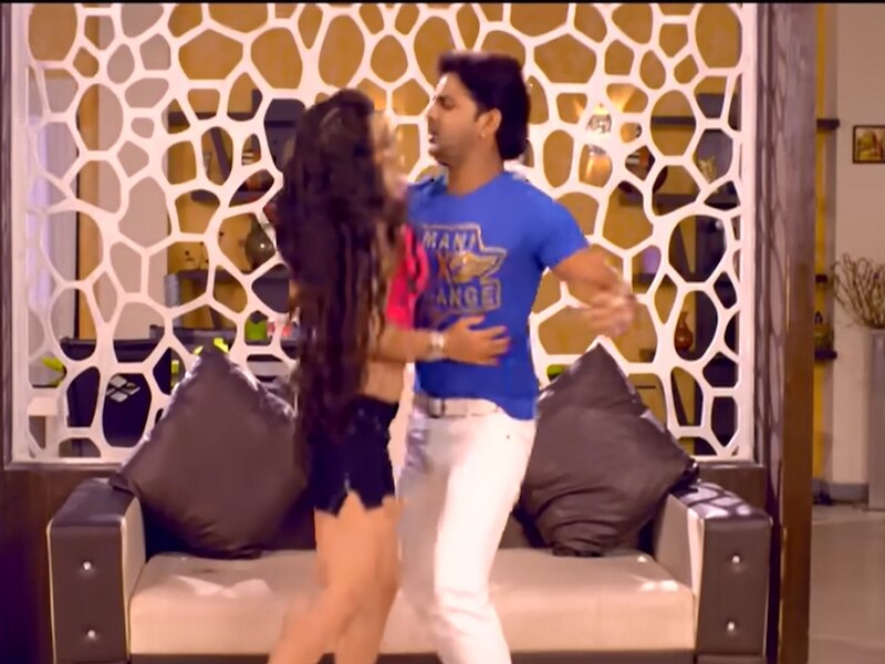 भोजपुरी फिल्म 'गदर' से अपने करियर की शुरुआत की