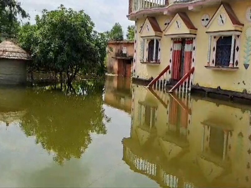 पूरा गांव पानी से लबालब