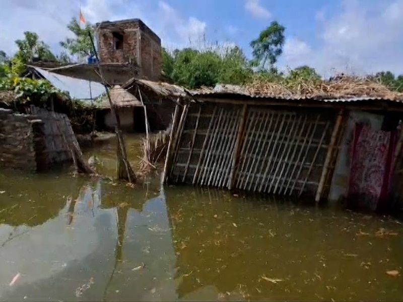 पूरे घर पानी में डूबे