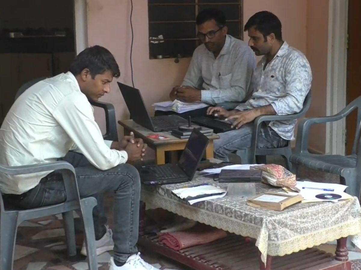 Dausa News: IAS राजेंद्र विजय के पैतृक निवास पर फिर पहुंची एसीबी, सर्च की कार्यवाही की शुरू Dausa News: IAS राजेंद्र विजय के पैतृक निवास पर फिर पहुंची एसीबी, सर्च की कार्यवाही की शुरू