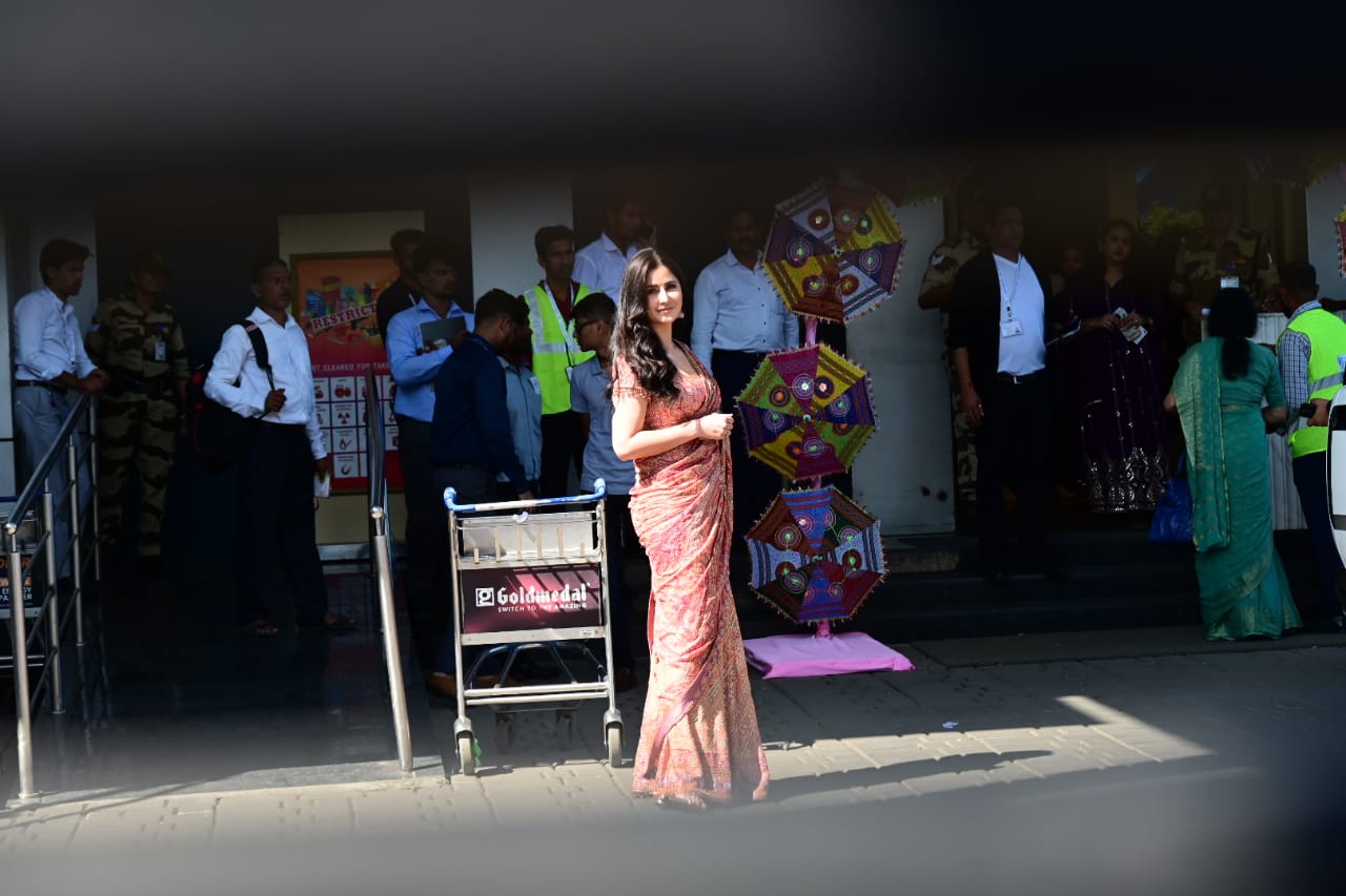 पूजा में पहुंचे सितारे