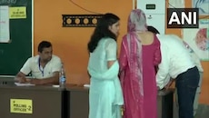 Haryana Election 2024: मनु भाकर ने झज्जर के एक मतदान केंद्र पर डाला अपना वोट