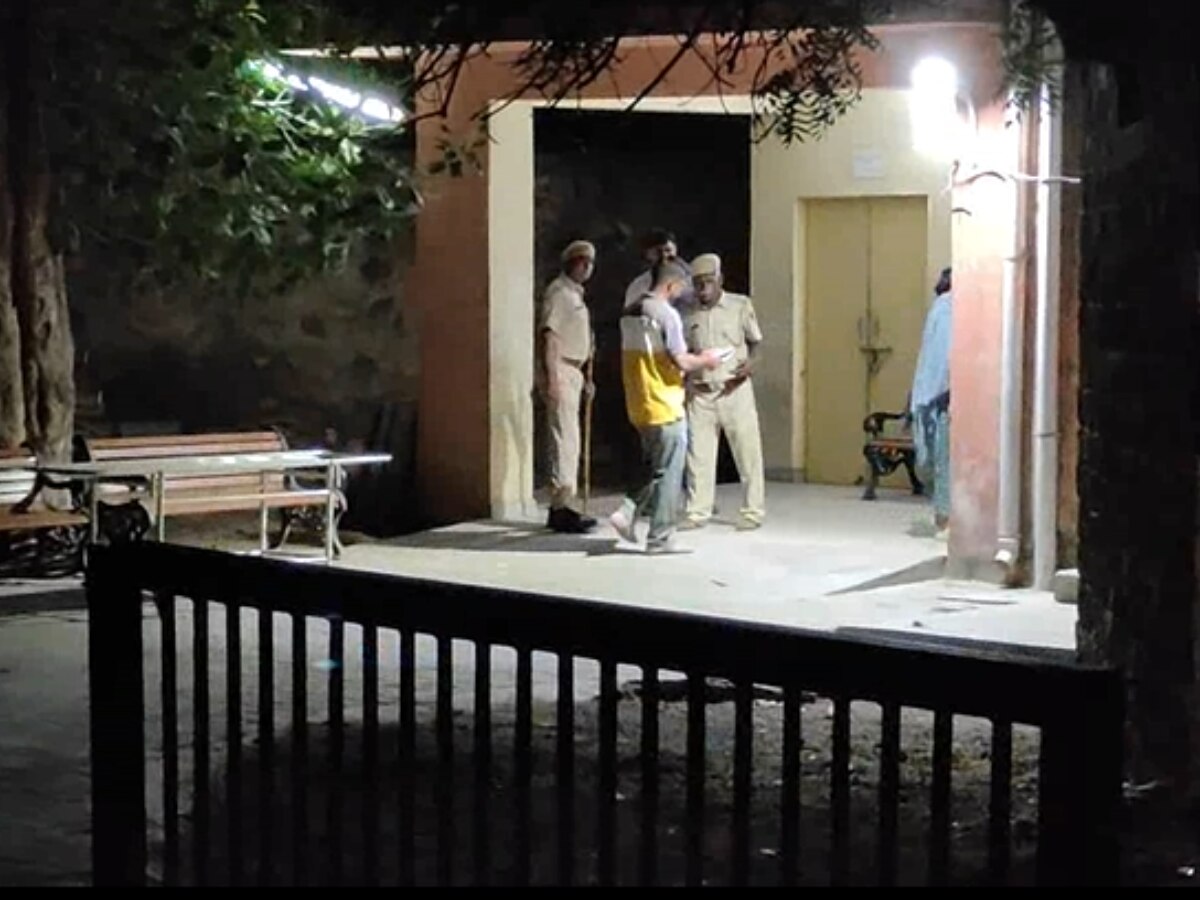 Barmer News: बाड़मेर जेल से रिहा होते ही विचाराधीन कैदी की मौत से मचा हड़कंप, न्यायिक जांच शुरू Barmer News: बाड़मेर जेल से रिहा होते ही विचाराधीन कैदी की मौत से मचा हड़कंप, न्यायिक जांच शुरू