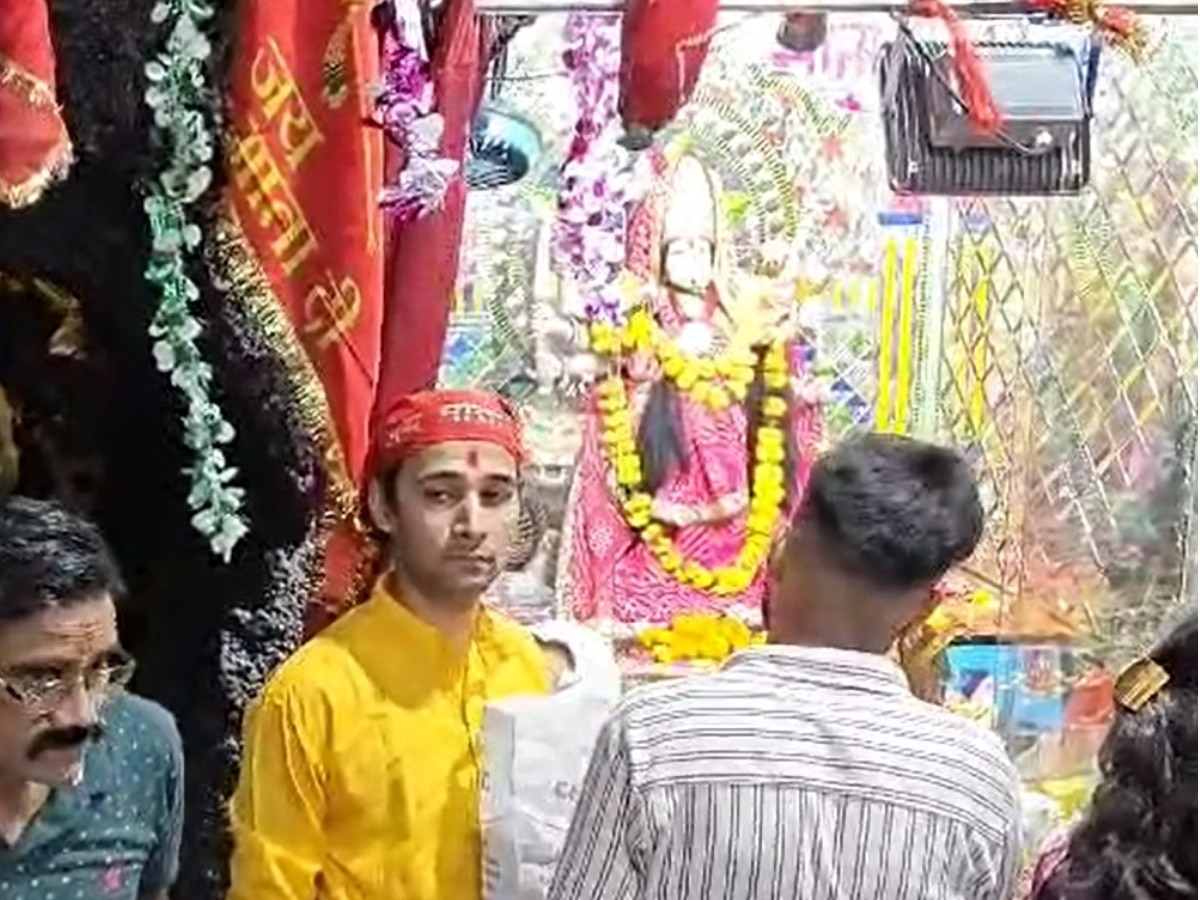 Alwar News: अलवर में वैष्णो देवी की तर्ज पर बना है माता का मंदिर, नवरात्र में ही खुलती है गुफा