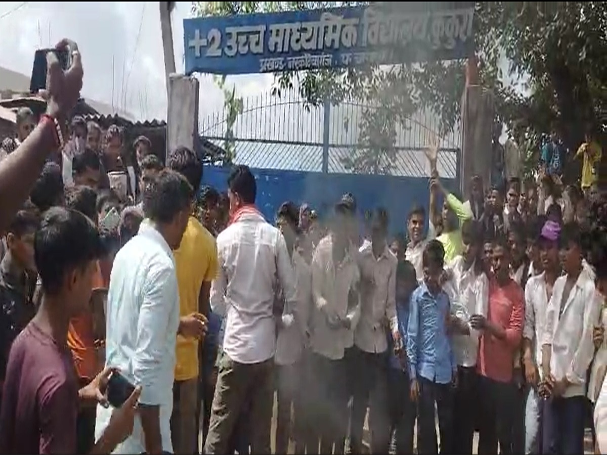 Bihar News: बेतिया के विद्यालय के छात्रों ने 22 शिक्षकों को बनाया बंधक, स्कूल पर जड़ा ताला, प्रधान शिक्षक के नहीं आने से आक्रोशित