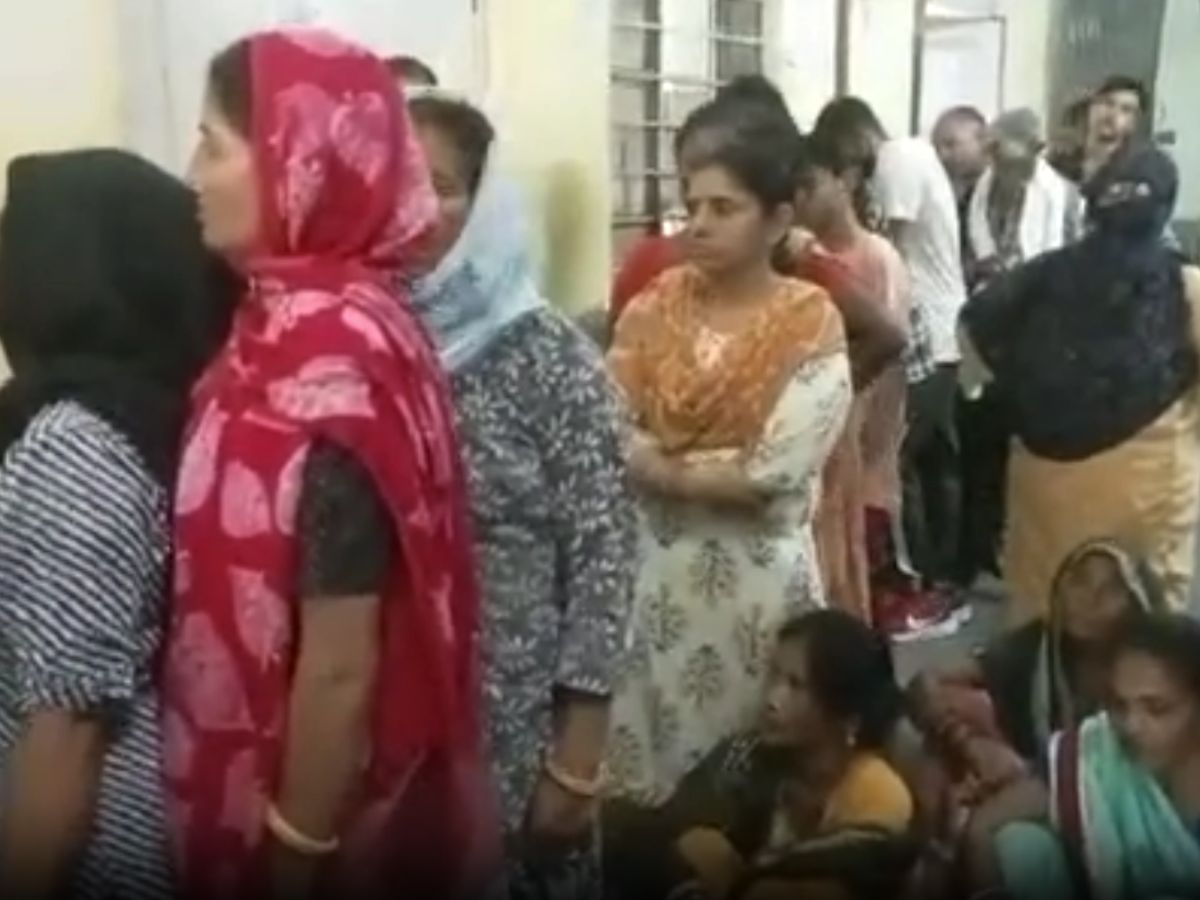 Kota News: सबसे बड़े MBS अस्पताल के दवा काउंटर पर मरीज हो रहे परेशान, हवा-पानी तक की नहीं है व्यवस्था Kota News: सबसे बड़े MBS अस्पताल के दवा काउंटर पर मरीज हो रहे परेशान, हवा-पानी तक की नहीं है व्यवस्था