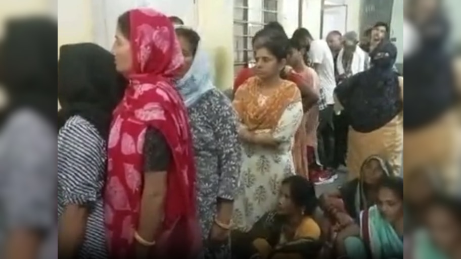 Kota News: सबसे बड़े MBS अस्पताल के दवा काउंटर पर मरीज हो रहे परेशान, हवा-पानी तक की नहीं है व्यवस्था