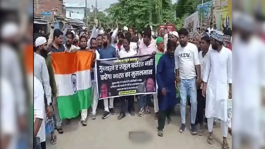 नरसिहानंद सरस्वती के खिलाफ सड़कों पर उतरे यूपी के मुसलमान, कहा- "गिरफ्तार करो; वरना होगा..."