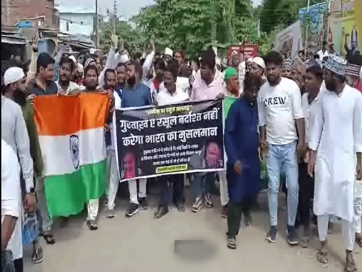नरसिहानंद सरस्वती के खिलाफ सड़कों पर उतरे यूपी के मुसलमान, कहा- "गिरफ्तार करो; वरना होगा..." नरसिहानंद सरस्वती के खिलाफ सड़कों पर उतरे यूपी के मुसलमान, कहा- "गिरफ्तार करो; वरना होगा..."