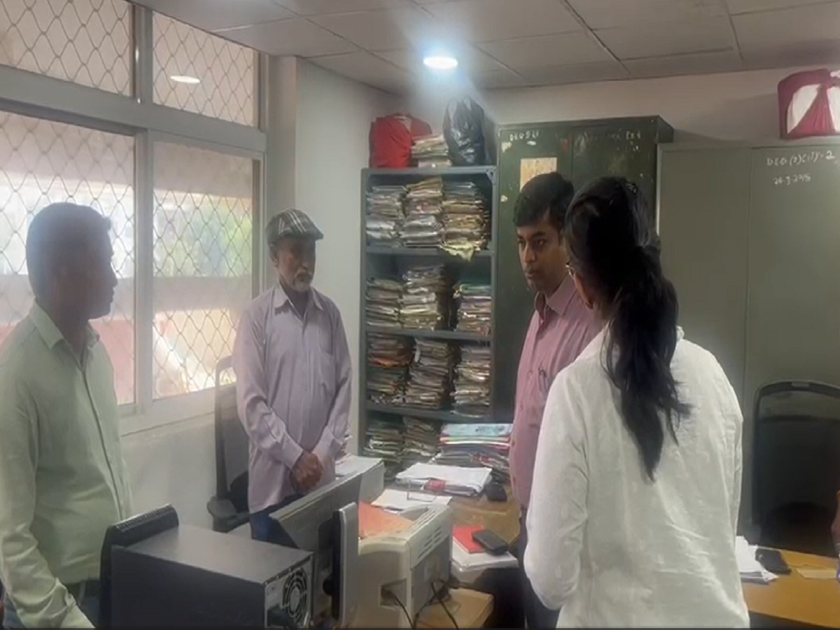 Rajasthan News: आबकारी विभाग में अब नहीं चलेगी खराब परफॉर्मेंस, एक दिन में 7 निलंबित और 1 को किया गया एपीओ Rajasthan News: आबकारी विभाग में अब नहीं चलेगी खराब परफॉर्मेंस, एक दिन में 7 निलंबित और 1 को किया गया एपीओ