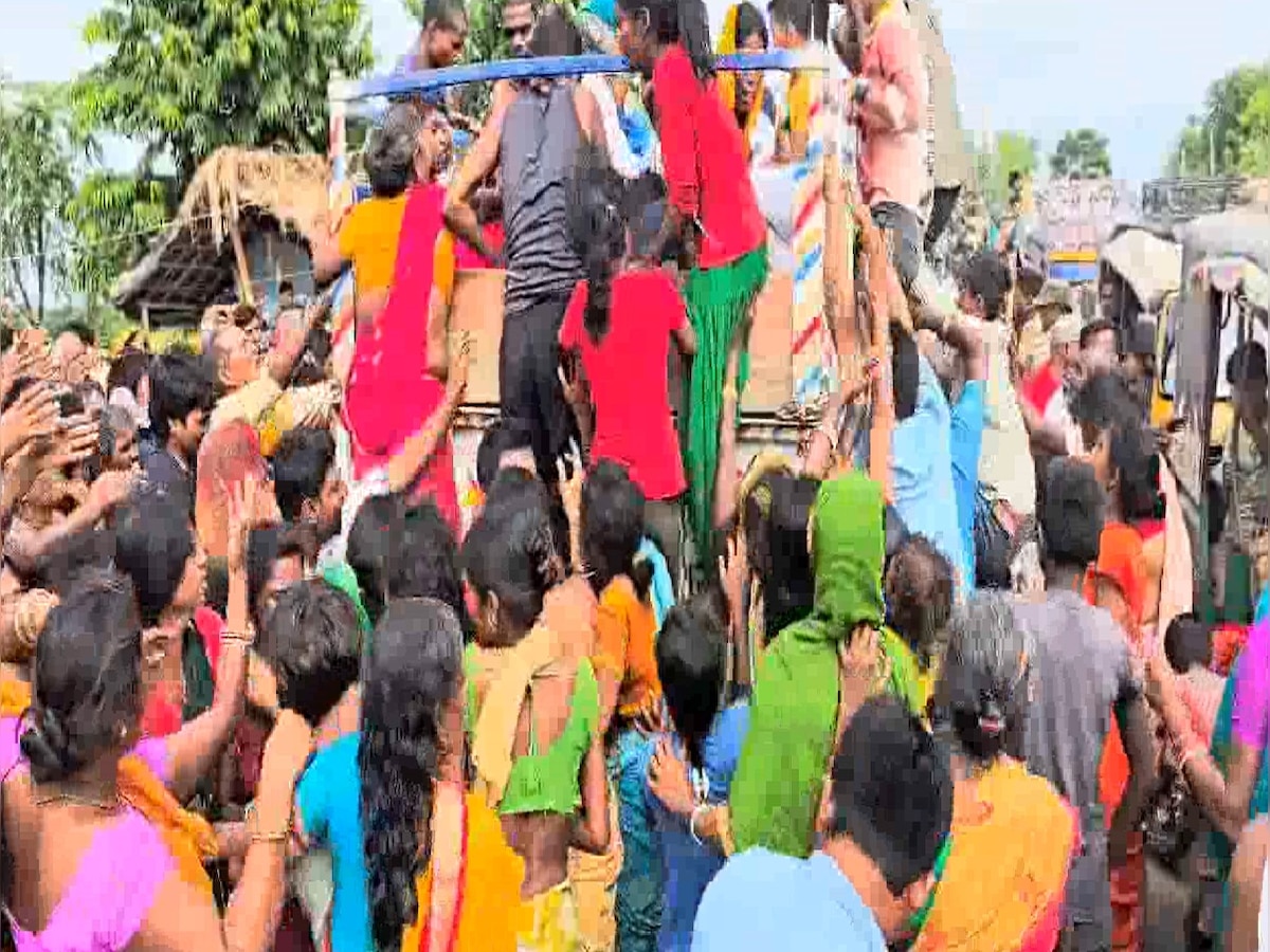 दरभंगा में दाने-दाने को तरस रहे बाढ़ पीड़ित, जैसे ही खाने की गाड़ी देखी, वैसे ही लूट ली 