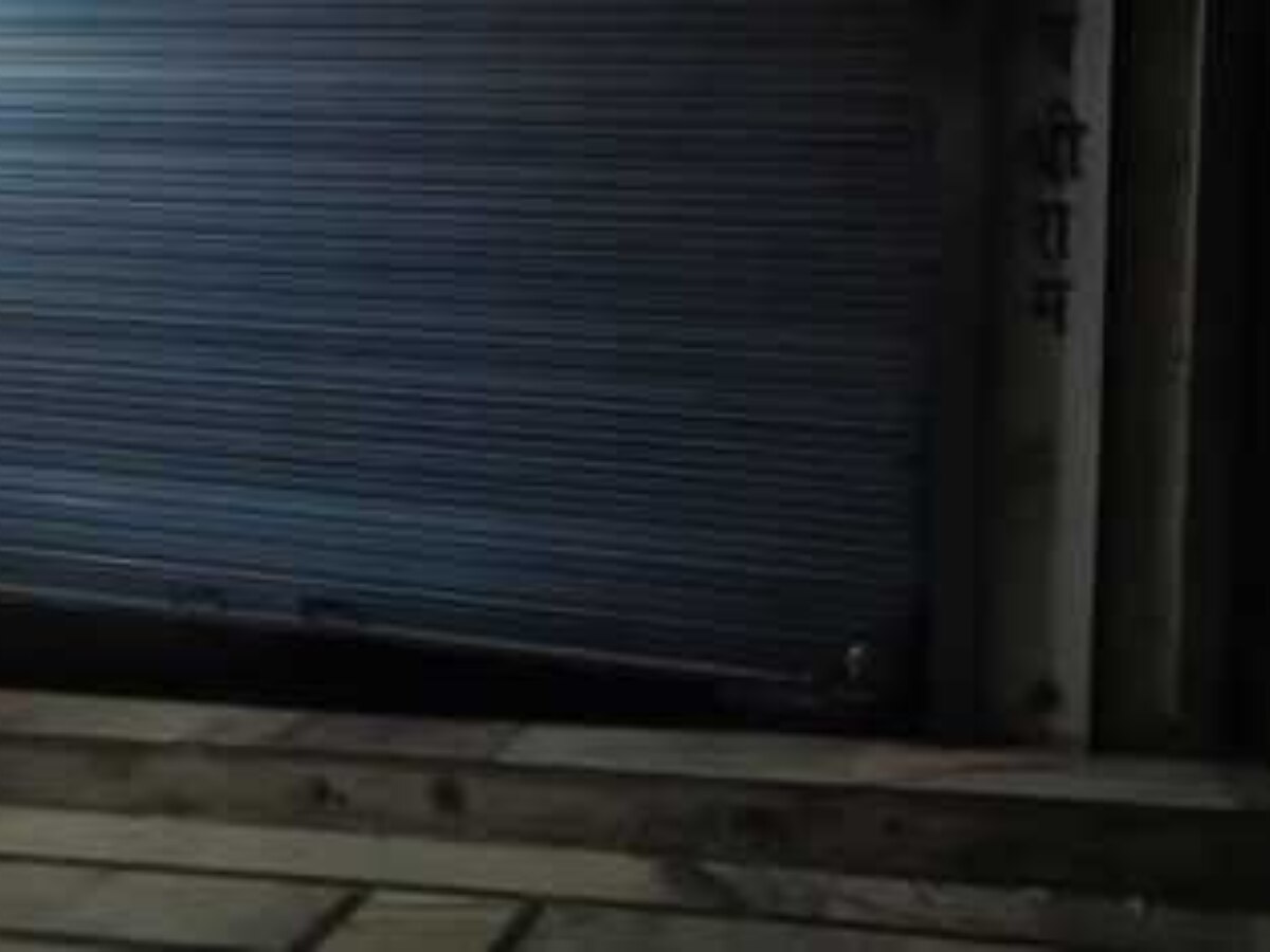 Dungarpur News: कार से आए चोरों ने ज्वेलरी शॉप में डाला डाका, सीसीटीवी में कैद हुई पूरी वारदात Dungarpur News: कार से आए चोरों ने ज्वेलरी शॉप में डाला डाका, सीसीटीवी में कैद हुई पूरी वारदात