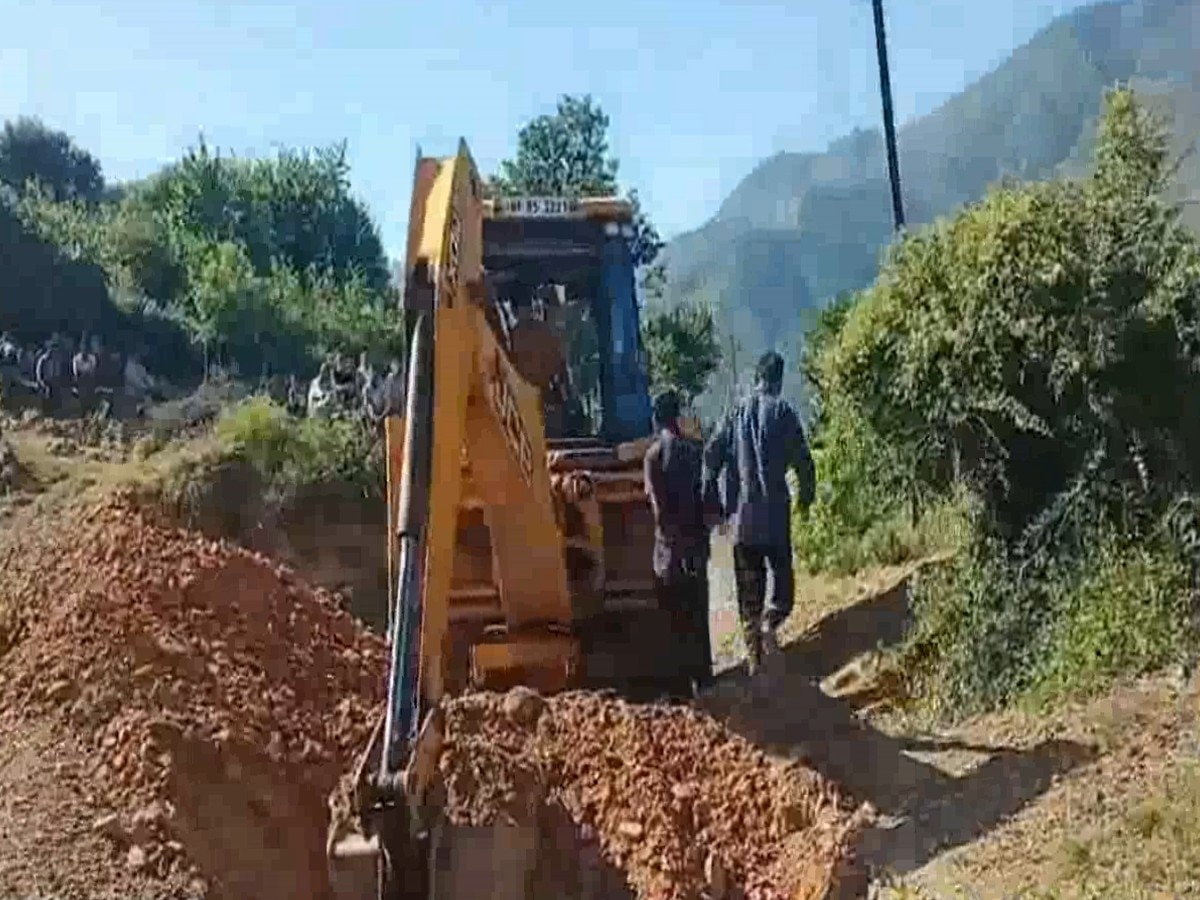 दबंगों ने धमकाते हुए कहा 'प्रशासन भी हमारा, सरकार भी हमारी तुम जो मर्जी कर लो'