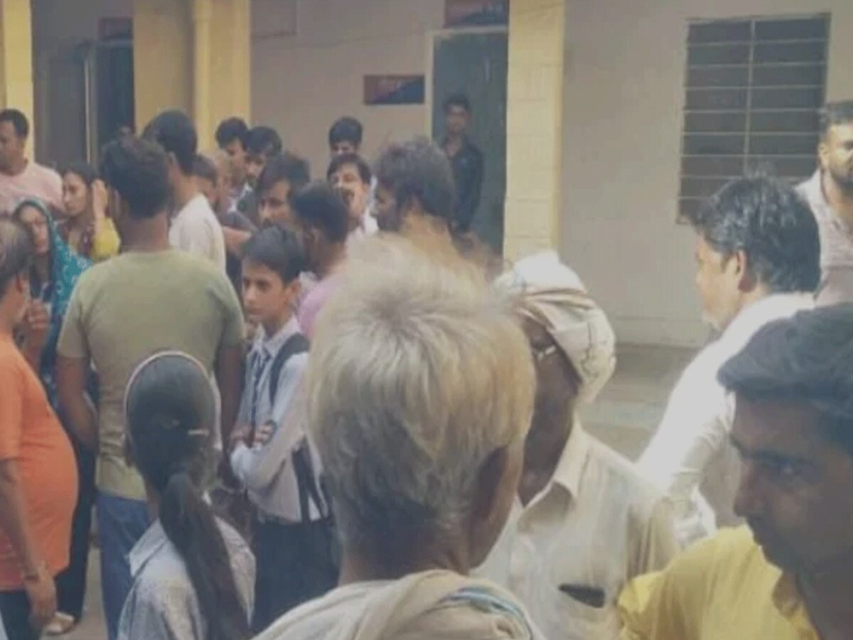 Rajasthan Crime: भरतपुर में 20 बदमाशों ने रोकी स्कूल बस, अंदर घुस बच्चों से मारपीट कर छात्राओं से की छेड़छाड़ 
